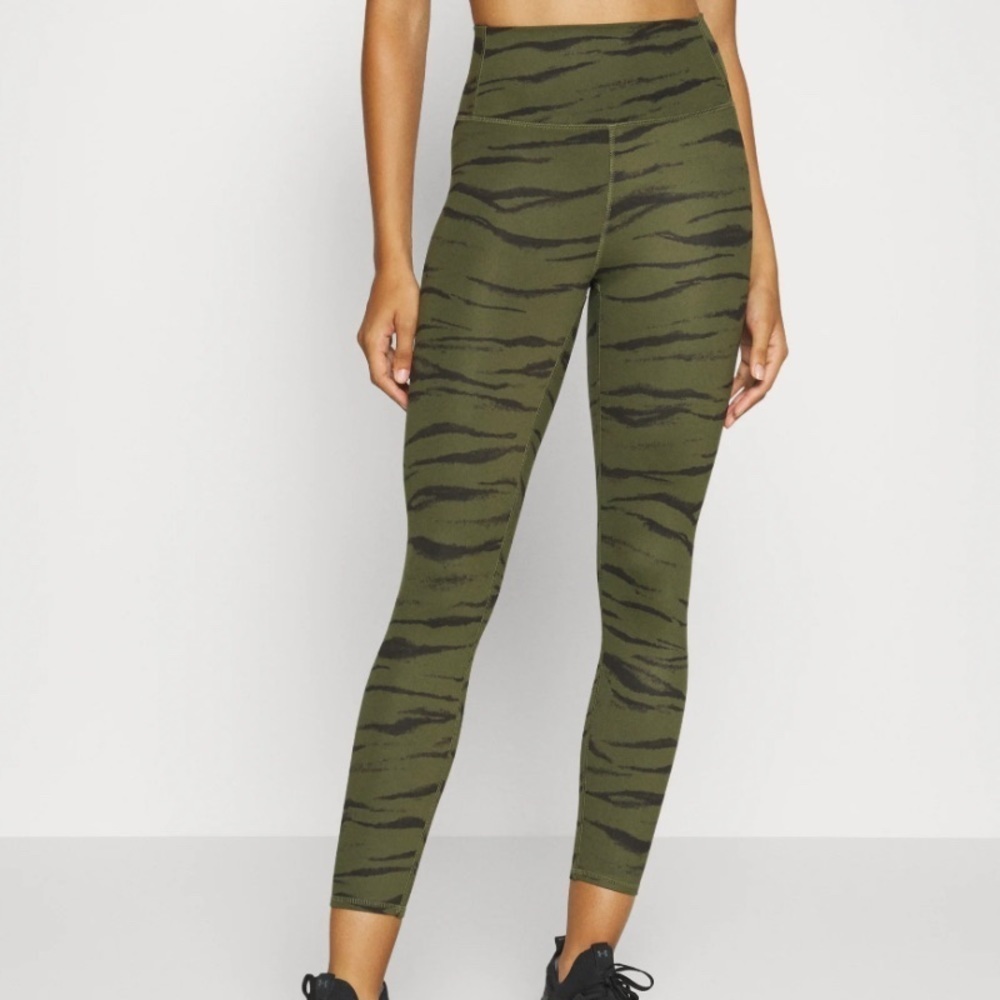 NWT- Gap High Rise Breathable Ankle Leggings, Large Tall , green, black, zebra